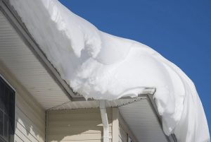 Service de déneigement de toiture en bardeau asphalte à Longueuil, Boucherville, Brossard, Saint-Hubert et sur la Rive-Sud de Montréal / Couvreur Toiture Rive Sud